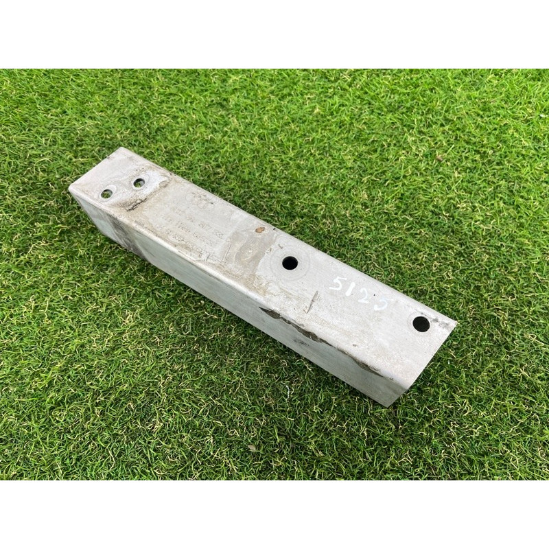 Кронштейн усилителя бампера (стекла и зеркала) AUDI Q5 8R 2012 3.2 CALB 8R0807331C