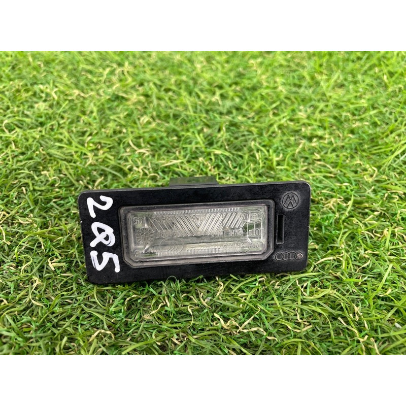 Плафон подсветки номера (оптика) AUDI Q5 8R 2012 3.2 CALB 8T0943021