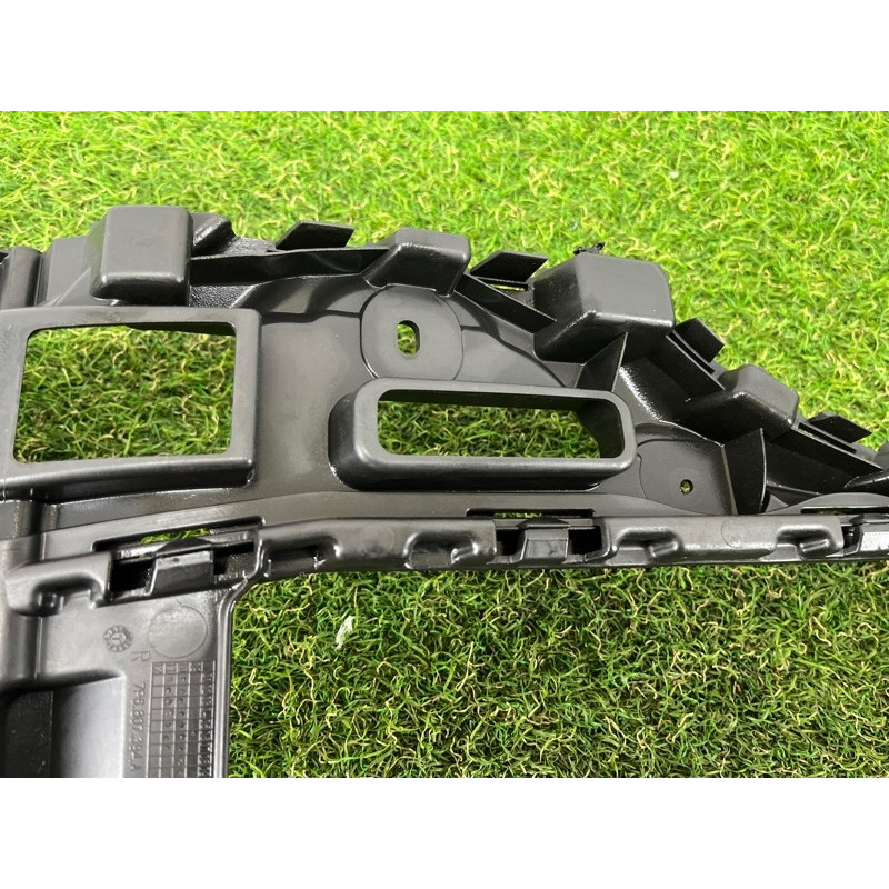 Кріплення бампера (кузов і елементи) Volkswagen Touareg NF 2012 3.0 7P6807376B
