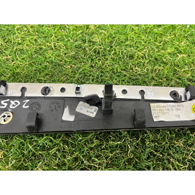 Декоративная накладка торпедо (салон) AUDI Q5 8R 2012 3.2 CALB 8R1853190B1B4