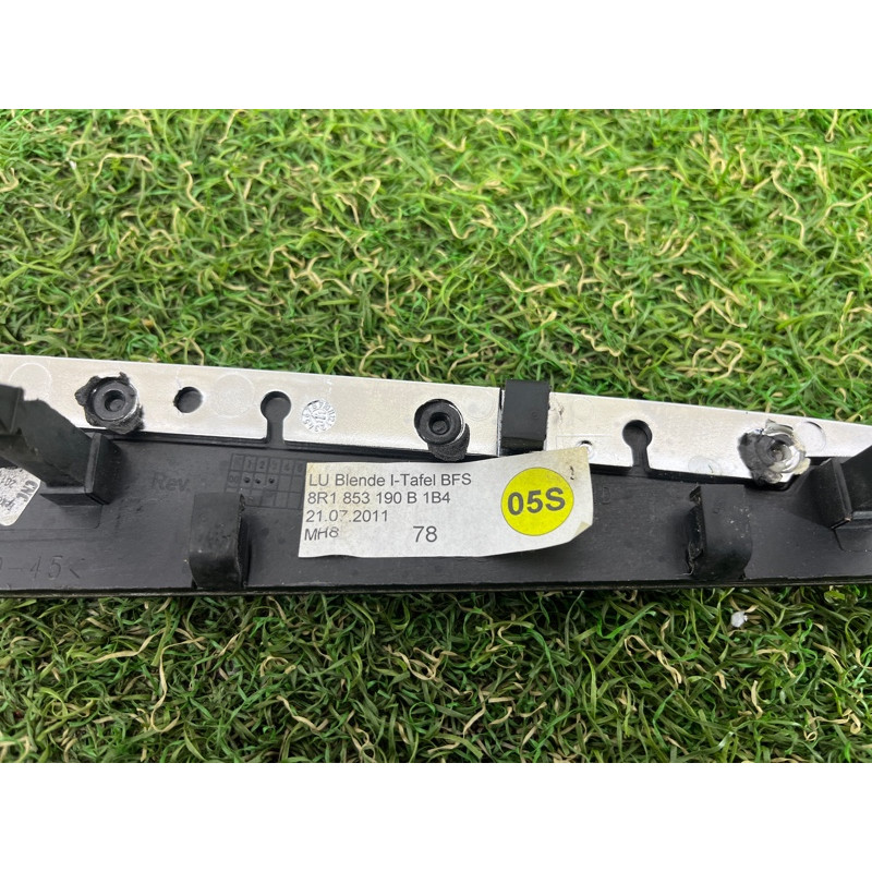 Декоративная накладка торпедо (салон) AUDI Q5 8R 2012 3.2 CALB 8R1853190B1B4