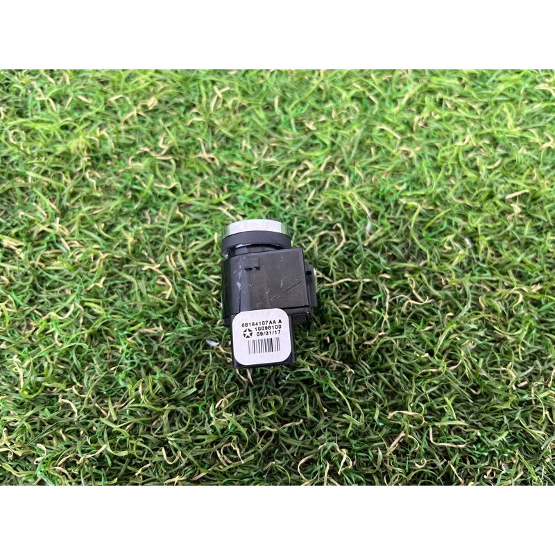 Кнопка открытия лючка топливного бака (электрика / кнопки) Jeep Grand Cherokee WK2 2017 3.6 68164107AA