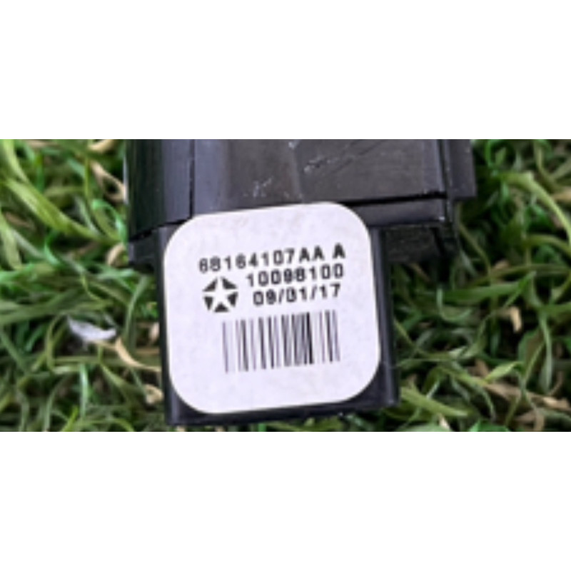 Кнопка открытия лючка топливного бака (электрика / кнопки) Jeep Grand Cherokee WK2 2017 3.6 68164107AA