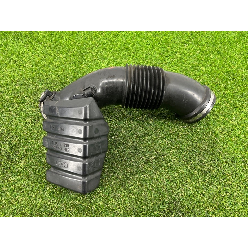 Патрубок воздушного фильтра (впускная система) AUDI Q5 8R 2012 3.2 CALB 06E129629S