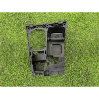 Крепление центральной консоли