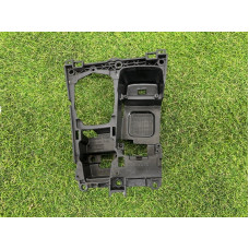 Крепление центральной консоли