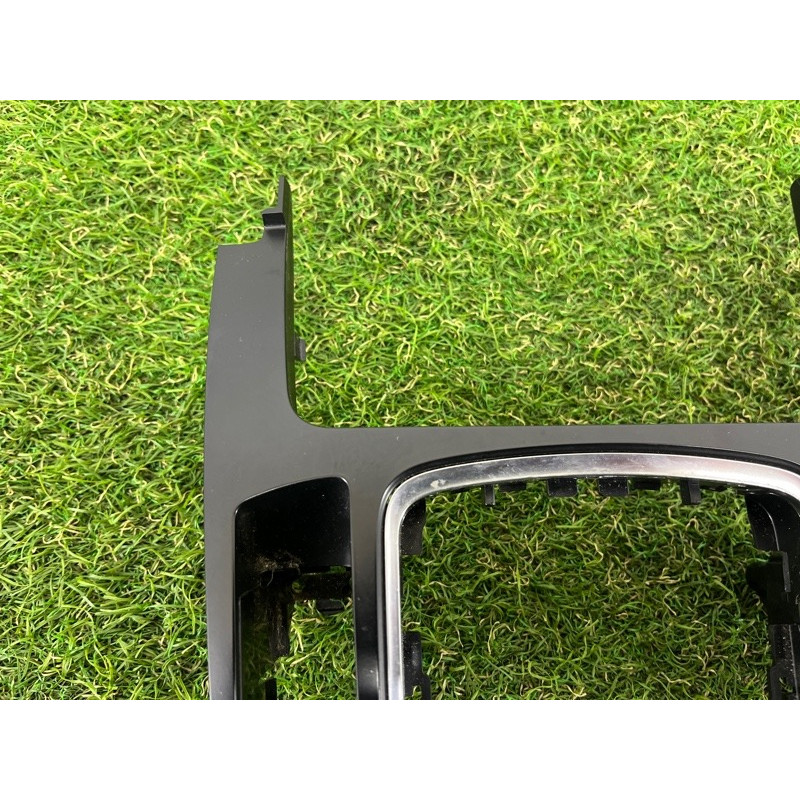 Накладка центральной консоли (салон) AUDI Q5 8R 2012 3.2 CALB 8K0864261AV10