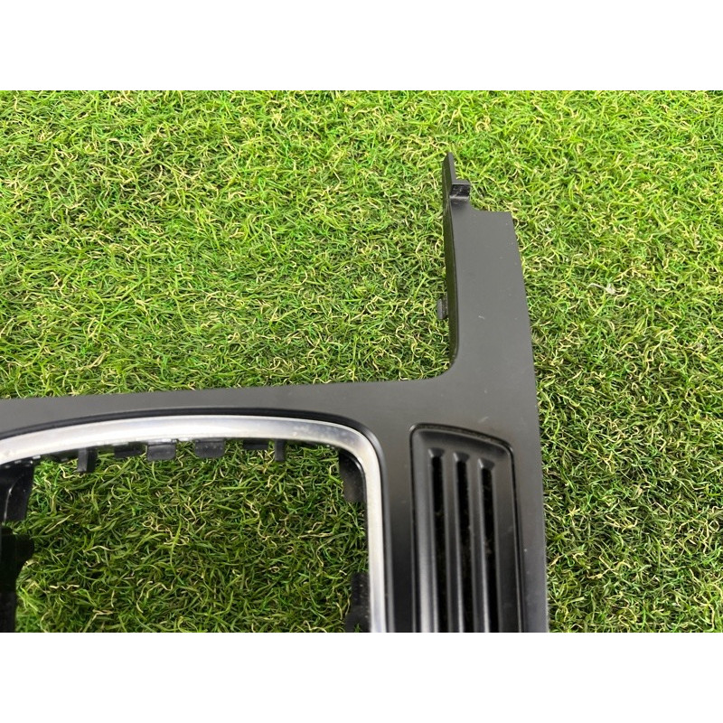 Накладка центральной консоли (салон) AUDI Q5 8R 2012 3.2 CALB 8K0864261AV10