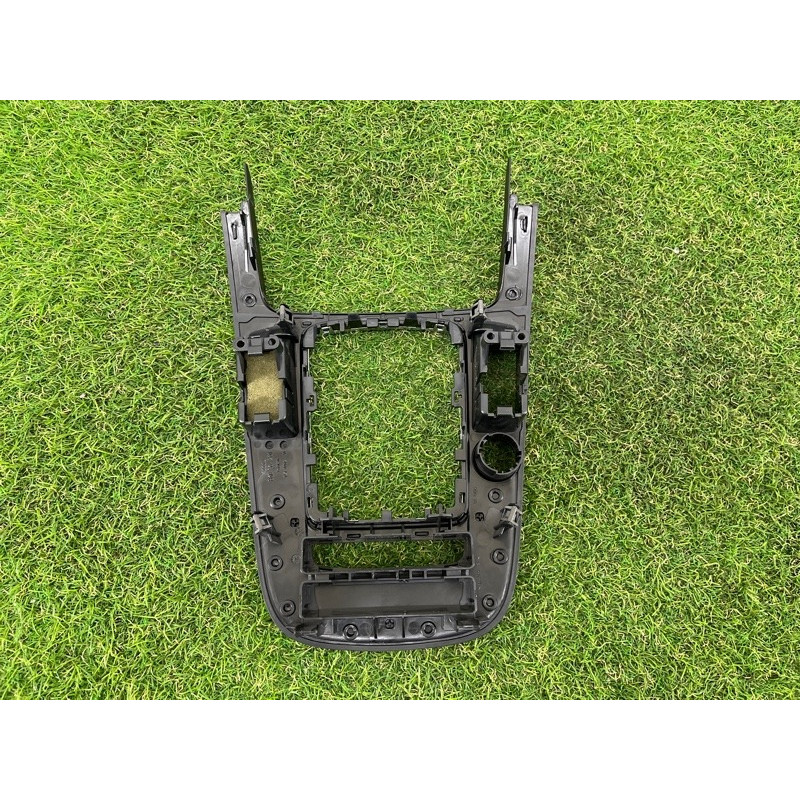 Накладка центральной консоли (салон) AUDI Q5 8R 2012 3.2 CALB 8K0864261AV10