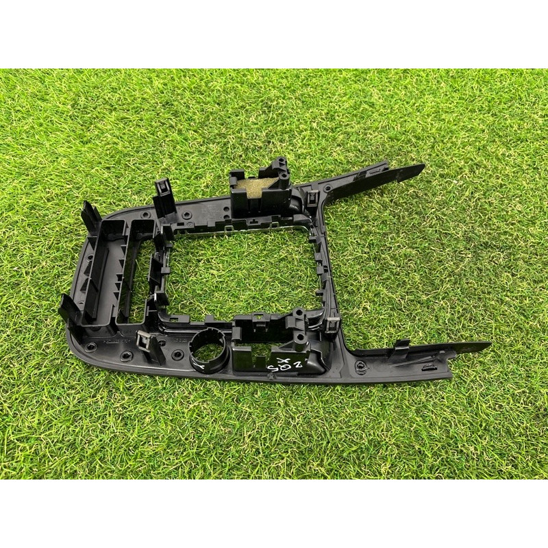 Накладка центральной консоли (салон) AUDI Q5 8R 2012 3.2 CALB 8K0864261AV10