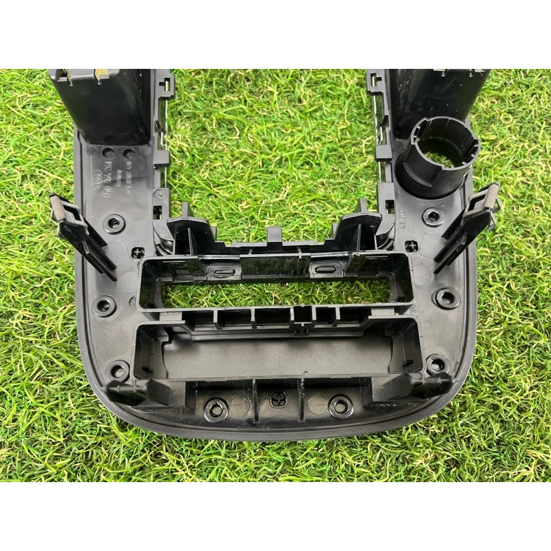 Накладка центральной консоли (салон) AUDI Q5 8R 2012 3.2 CALB 8K0864261AV10