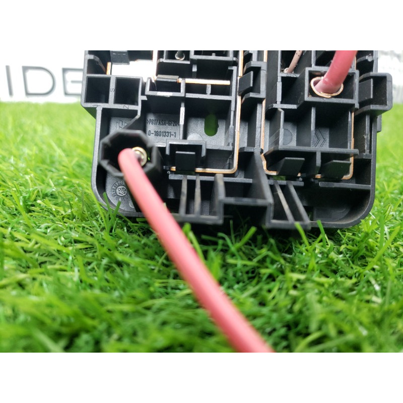 Блок предохранителей (электрика) Renault Megane 3 2011 1,5 dCi (K9K837) 18013301D