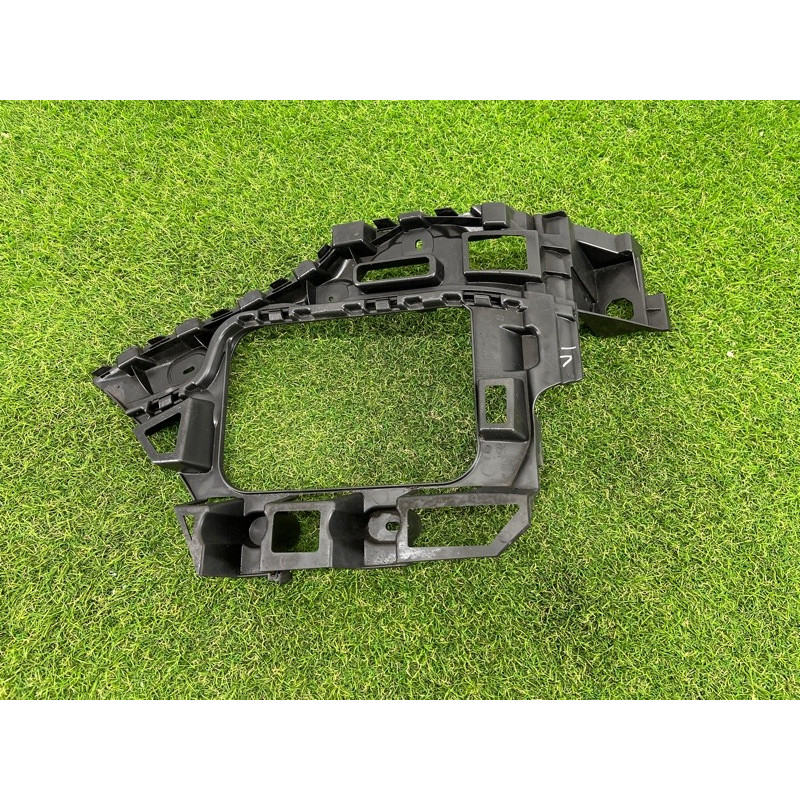 Кріплення бампера (кузов і елементи) Volkswagen Touareg II NF 2013 3.0 7P6807375B