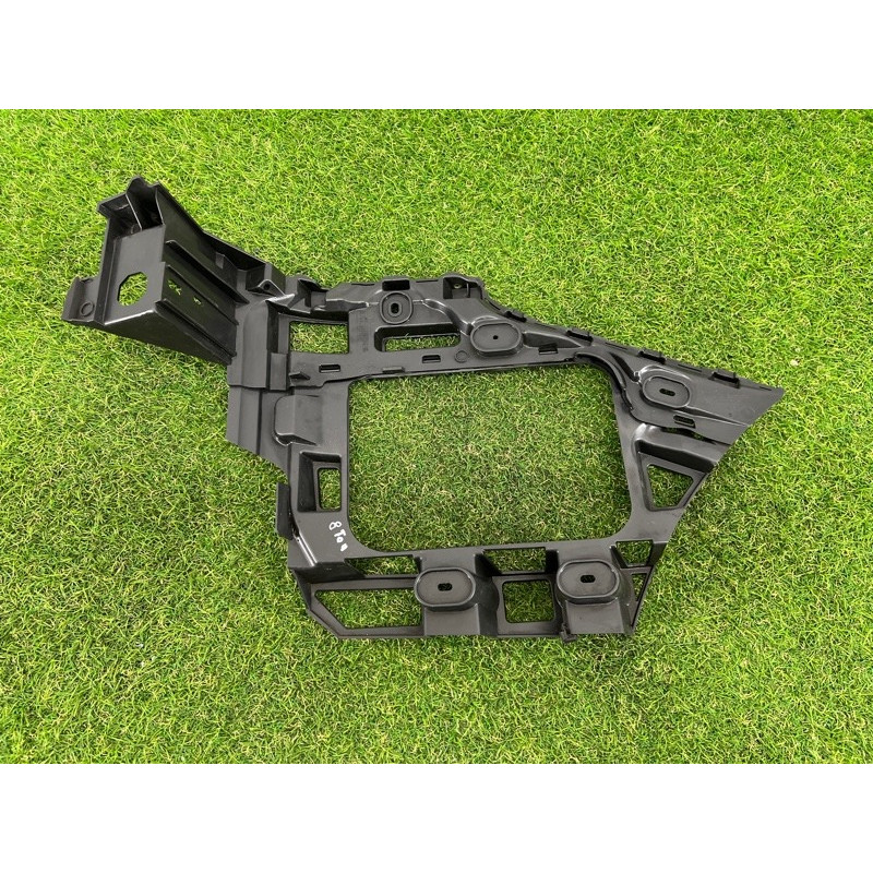 Кріплення бампера (кузов і елементи) Volkswagen Touareg II NF 2013 3.0 7P6807375B