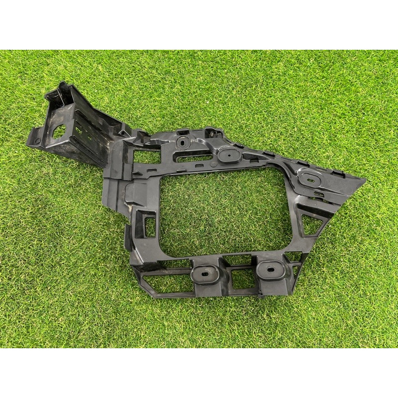 Кріплення бампера (кузов і елементи) Volkswagen Touareg NF 2012 3.0 7P6807375B