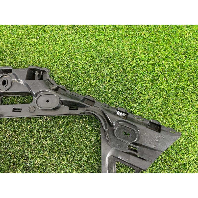 Кріплення бампера (кузов і елементи) Volkswagen Touareg NF 2012 3.0 7P6807375B