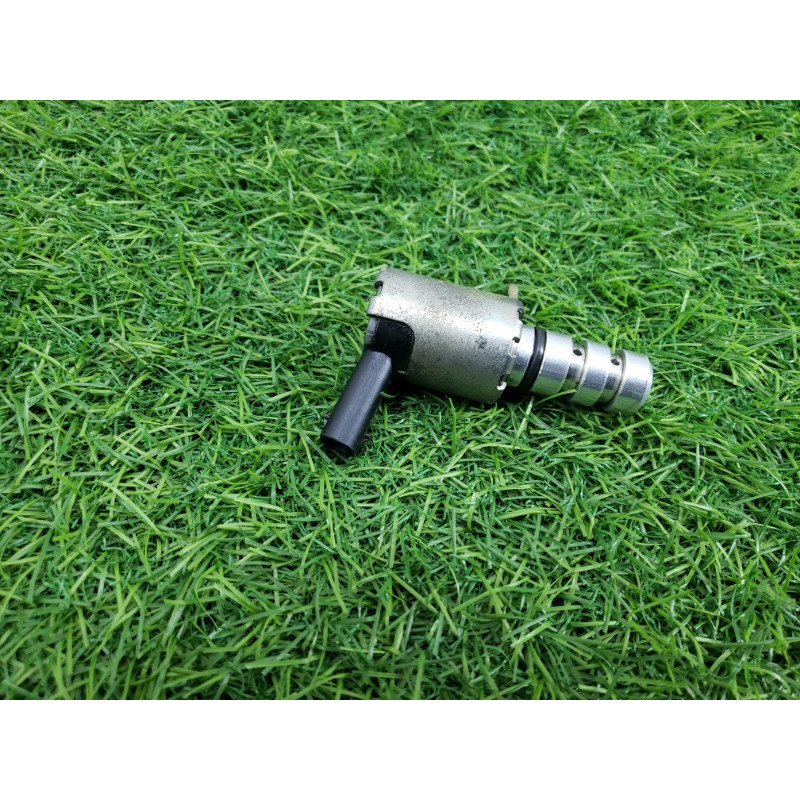 Клапан фазорегулятора (электрика двигателя) Volkswagen Passat B8 2016 1.8 06K115243B