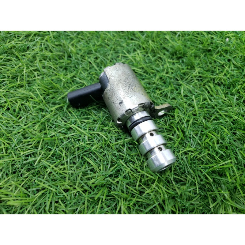 Клапан фазорегулятора (электрика двигателя) Volkswagen Passat B8 2016 1.8 06K115243B