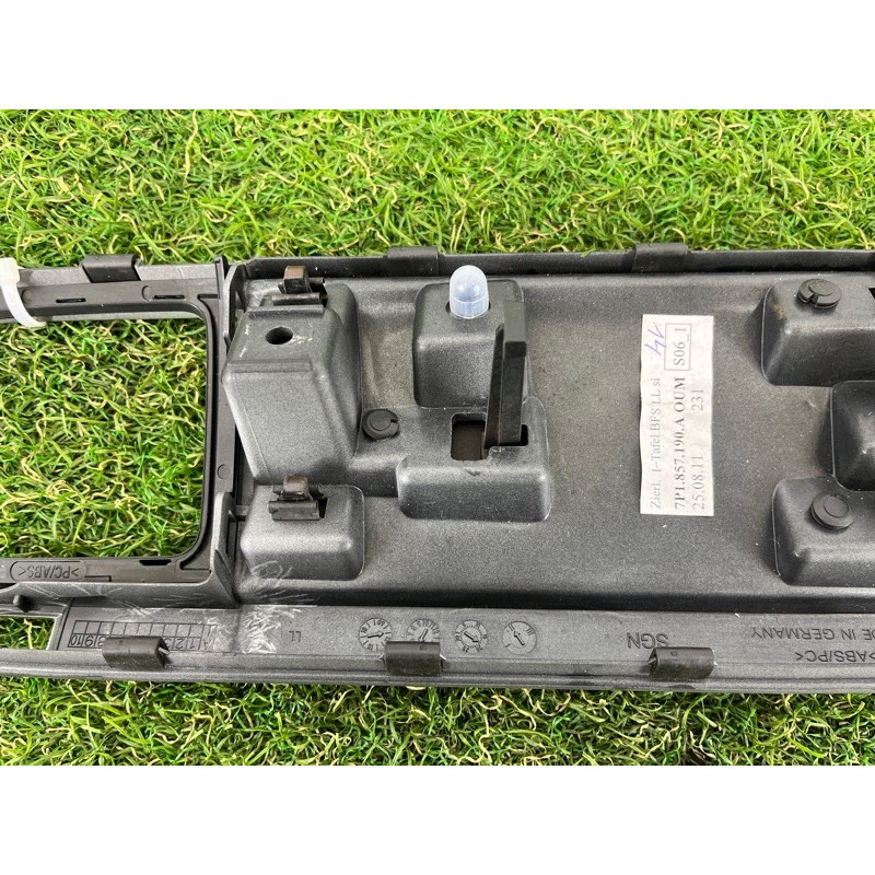 Декоративна накладка торпеди (салон) Volkswagen Touareg NF 2012 3.0 7P1857226AQB4