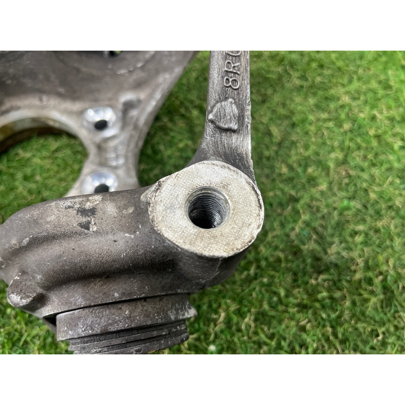 Цапфа подвески (подвеска) AUDI Q5 8R 2012 3.2 CALB 8R0505431F