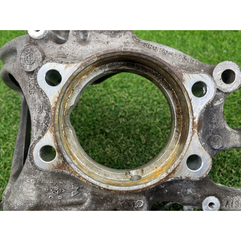 Цапфа подвески (подвеска) AUDI Q5 8R 2012 3.2 CALB 8R0505431F