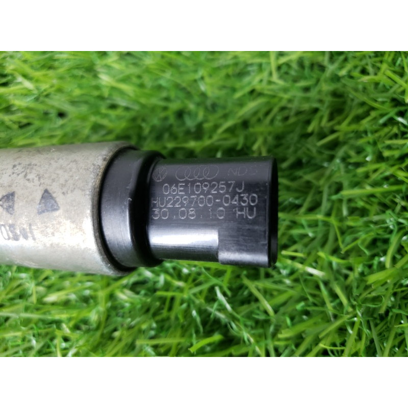 Клапан фазорегулятора (электрика двигателя) AUDI A8 D4 2011 4,2 06E109257J