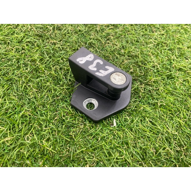 Ответная часть замка двери (кузов и элементы) BMW 7-series E38 51218150084