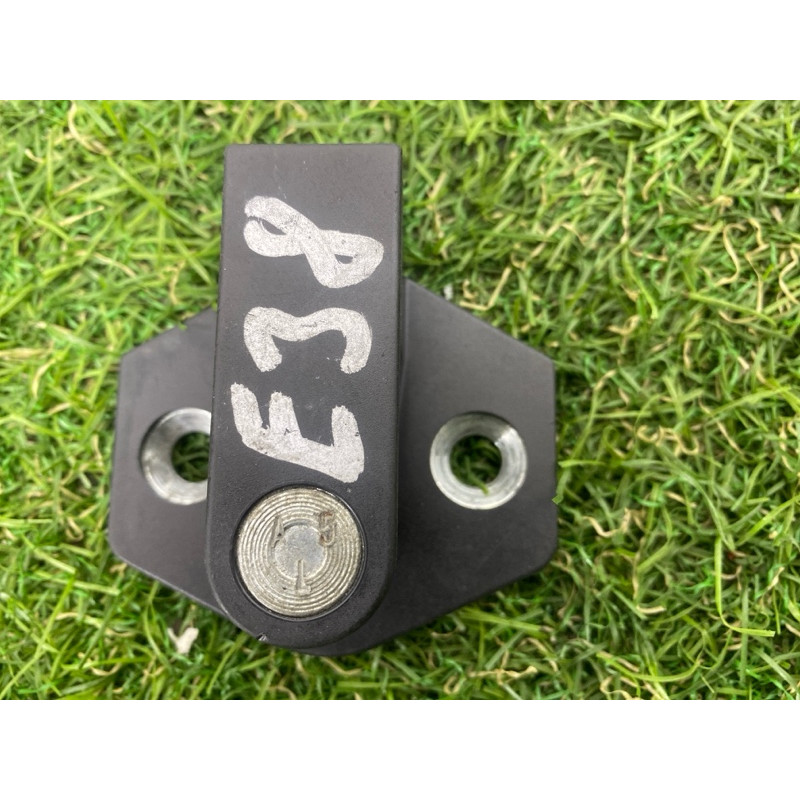 Ответная часть замка двери (кузов и элементы) BMW 7-series E38 51218150084