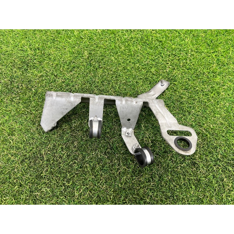 Кронштейн дополнительного насоса ОЖ (кронштейны двигателя) Volkswagen Touareg FL 2015 3.6 7P0142231G