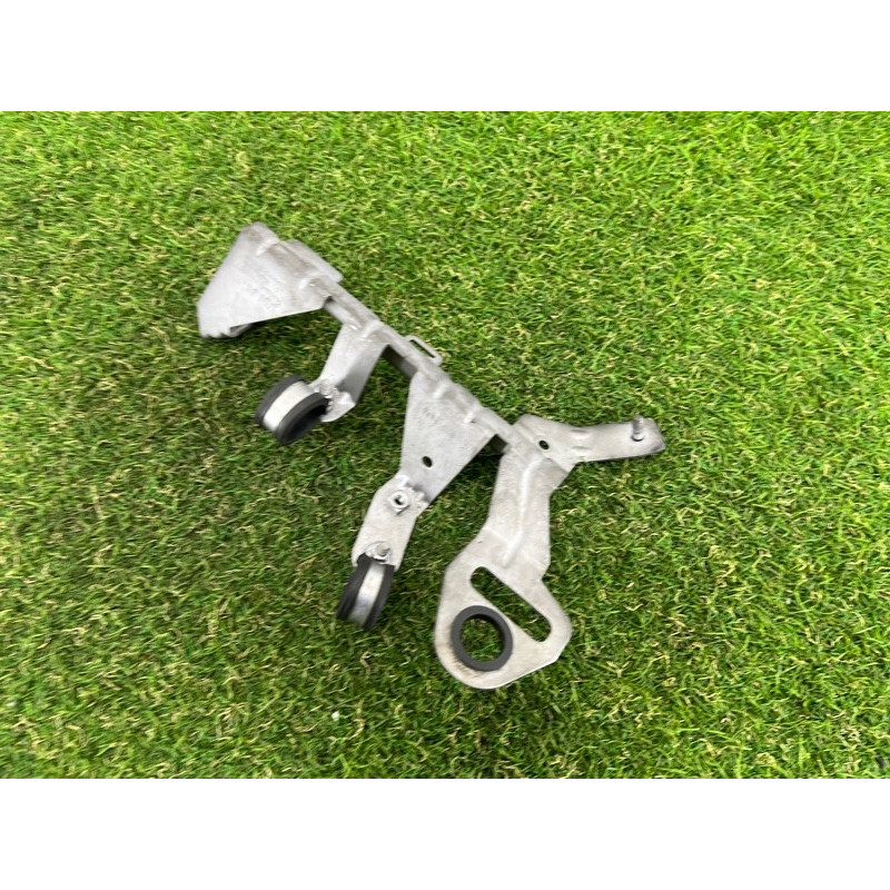 Кронштейн дополнительного насоса ОЖ (кронштейны двигателя) Volkswagen Touareg FL 2015 3.6 7P0142231G