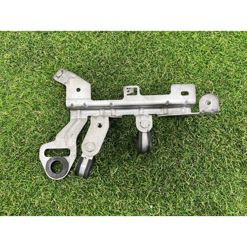 Кронштейн дополнительного насоса ОЖ (кронштейны двигателя) Volkswagen Touareg FL 2015 3.6 7P0142231G