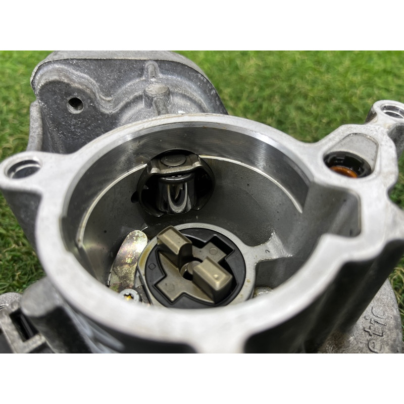 Вакуумный насос (тормозная система) AUDI A3 8V 2015 1.8 06K145100B