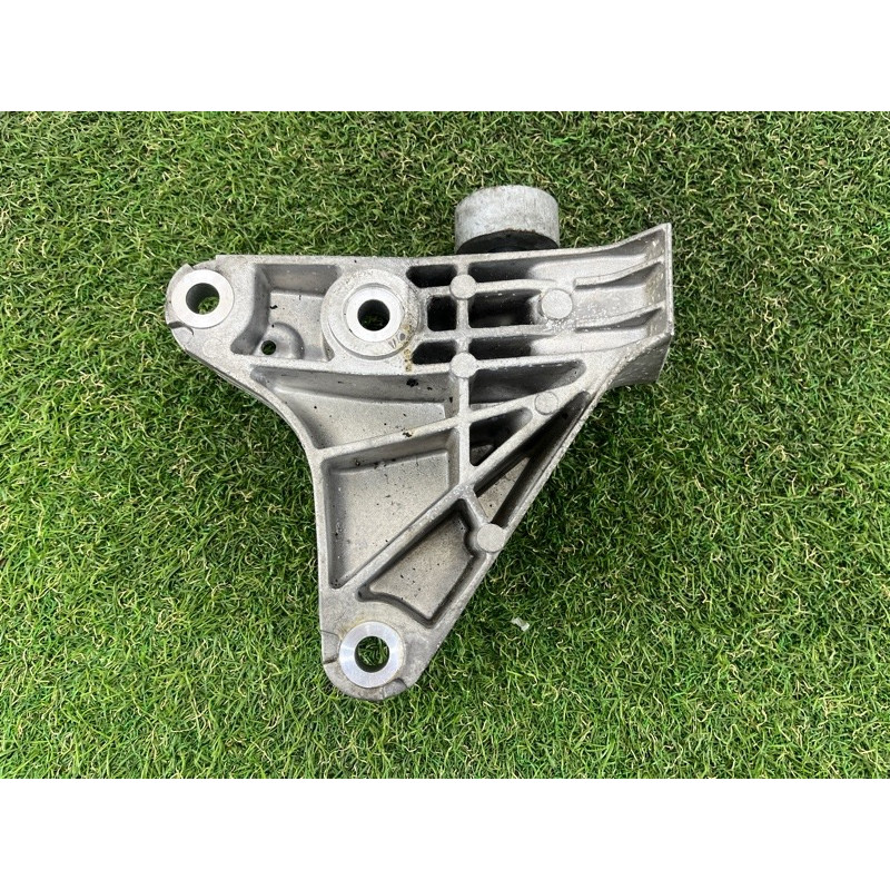 Кронштейн подушки двигателя (кронштейны двигателя) BMW 5-series F10 2011 3.0 22116775911