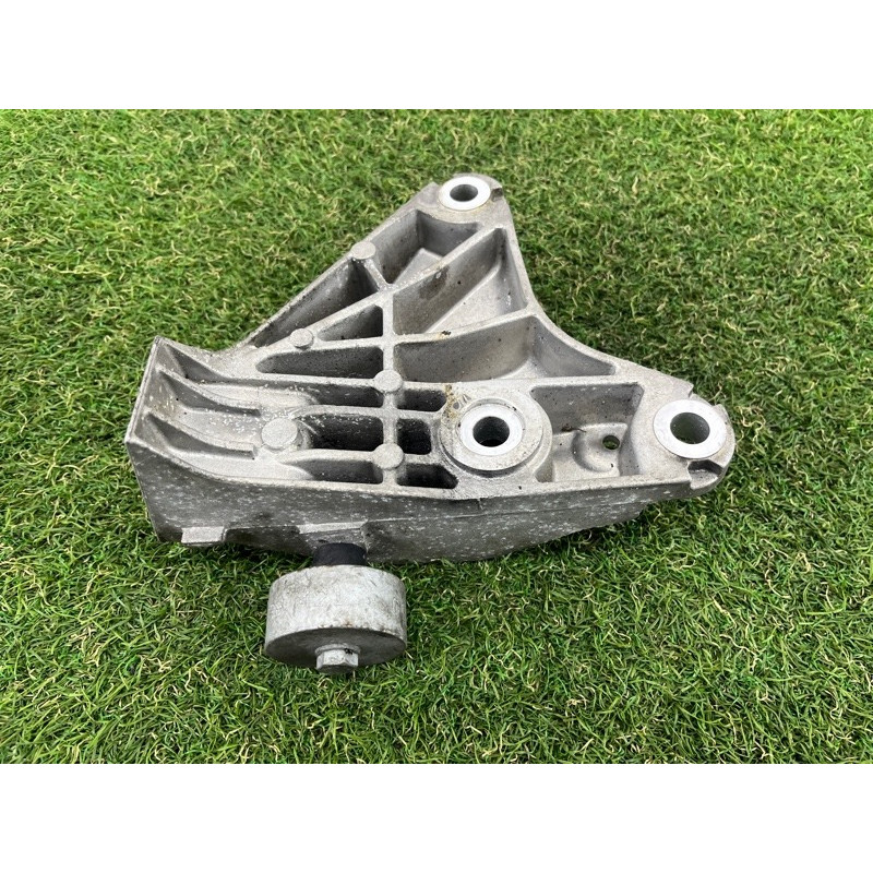 Кронштейн подушки двигателя (кронштейны двигателя) BMW 5-series F10 2011 3.0 22116775911