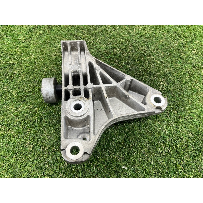 Кронштейн подушки двигателя (кронштейны двигателя) BMW 5-series F10 2011 3.0 22116775911