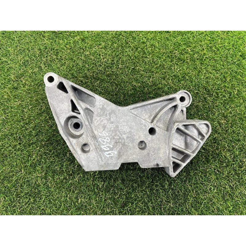 Кронштейн подушки двигателя (кронштейны двигателя) AUDI A3 8V 2018 2.0 CZRA 06J199207P