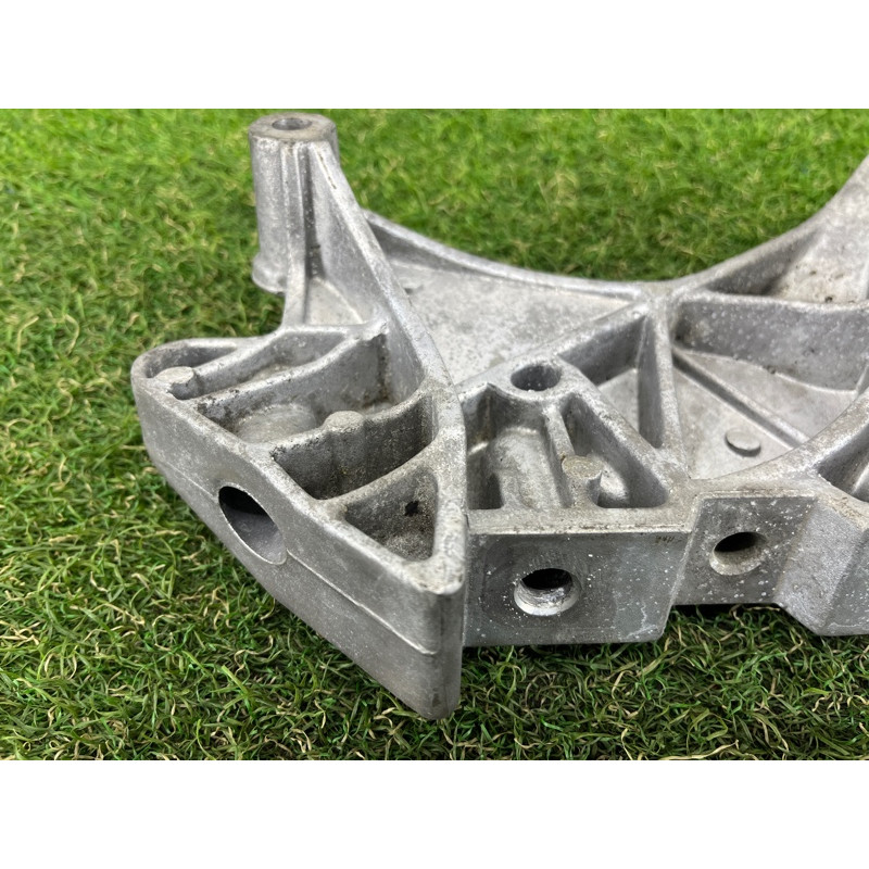 Кронштейн подушки двигателя (кронштейны двигателя) AUDI A3 8V 2018 2.0 CZRA 06J199207P