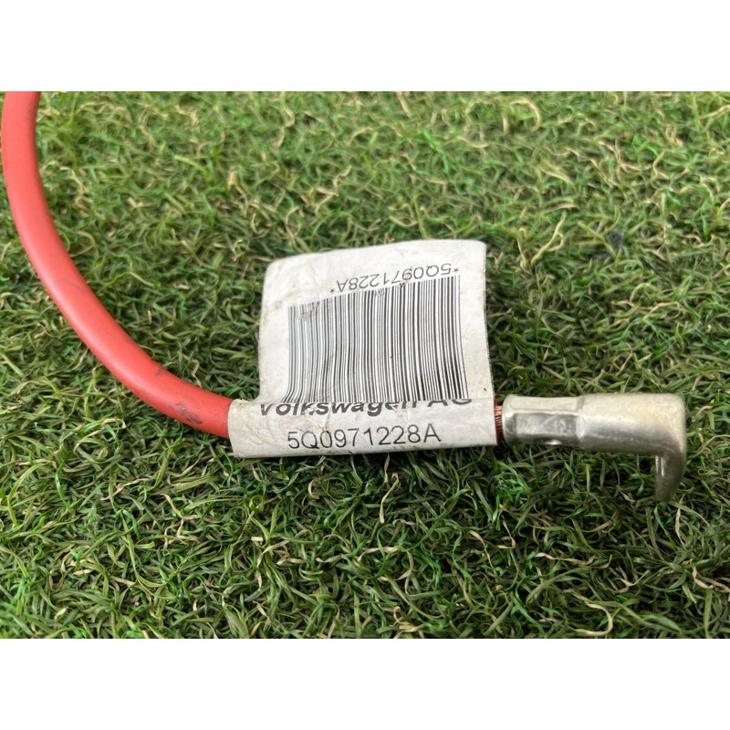 Клемма плюсовая (электрика) AUDI A3 8V 2018 2.0 CZRA 5Q0971228A