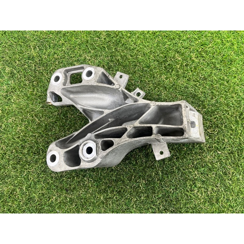 Кронштейн подушки двигателя (кронштейны двигателя) BMW X5 E70 2008 3.0 N52N 22116772673