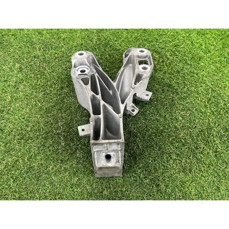 Кронштейн подушки двигателя (кронштейны двигателя) BMW X5 E70 2008 3.0 N52N 22116772673