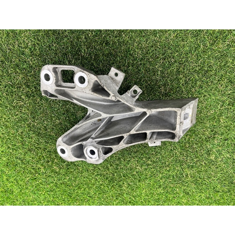 Кронштейн подушки двигателя (кронштейны двигателя) BMW X5 E70 2008 3.0 N52N 22116772673