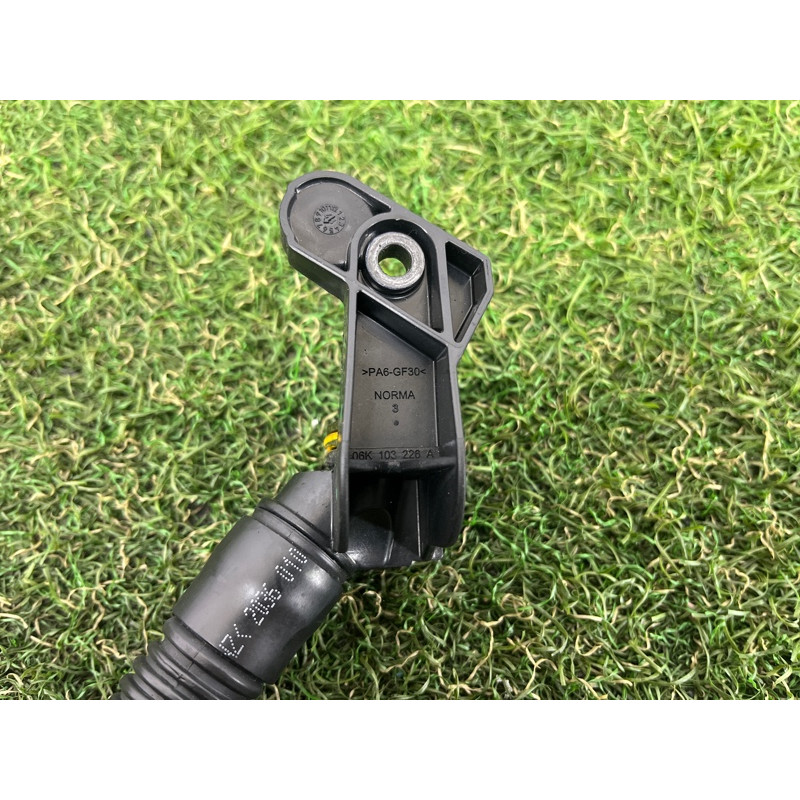 Трубка вентиляции картерных газов (двигатель и элементы) AUDI A3 8V 2018 2.0 CZRA 06K103213K