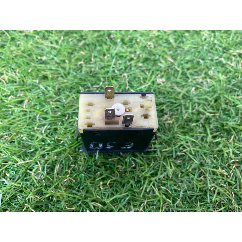 Кнопка подогрева заднего стекла (электрика / кнопки) BMW 3-series E30 M21d24 61311380326