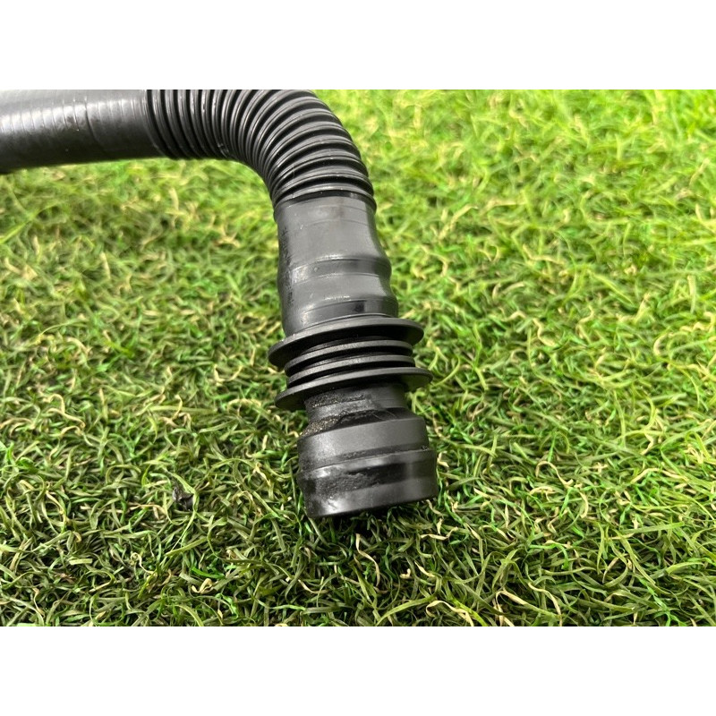 Трубка рецеркуляции воздуха (двигатель и элементы) AUDI Q5 8R 2012 3.2 CALB 06E131143AK