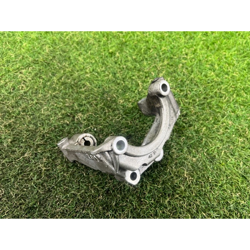 Кронштейн насоса гидроусилителя (кронштейны двигателя) AUDI Q5 8R 2012 3.2 CALB 06E145393E