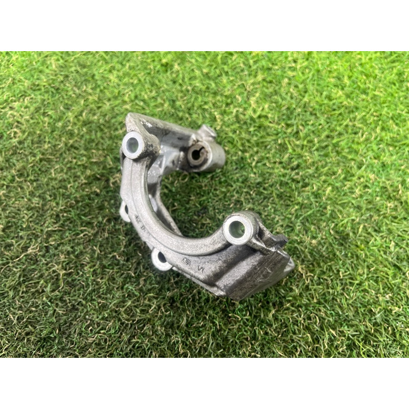 Кронштейн насоса гидроусилителя (кронштейны двигателя) AUDI Q5 8R 2012 3.2 CALB 06E145393E