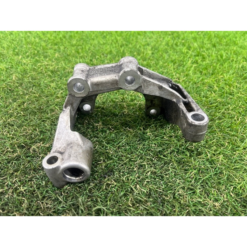 Кронштейн насоса гидроусилителя (кронштейны двигателя) AUDI Q5 8R 2012 3.2 CALB 06E145393E