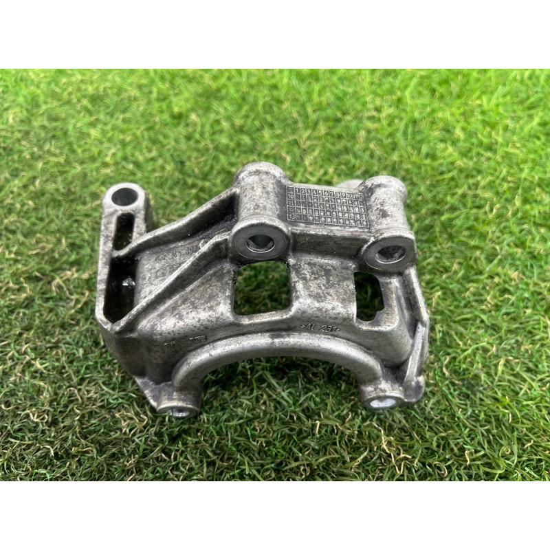 Кронштейн насоса гидроусилителя (кронштейны двигателя) AUDI Q5 8R 2012 3.2 CALB 06E145393E