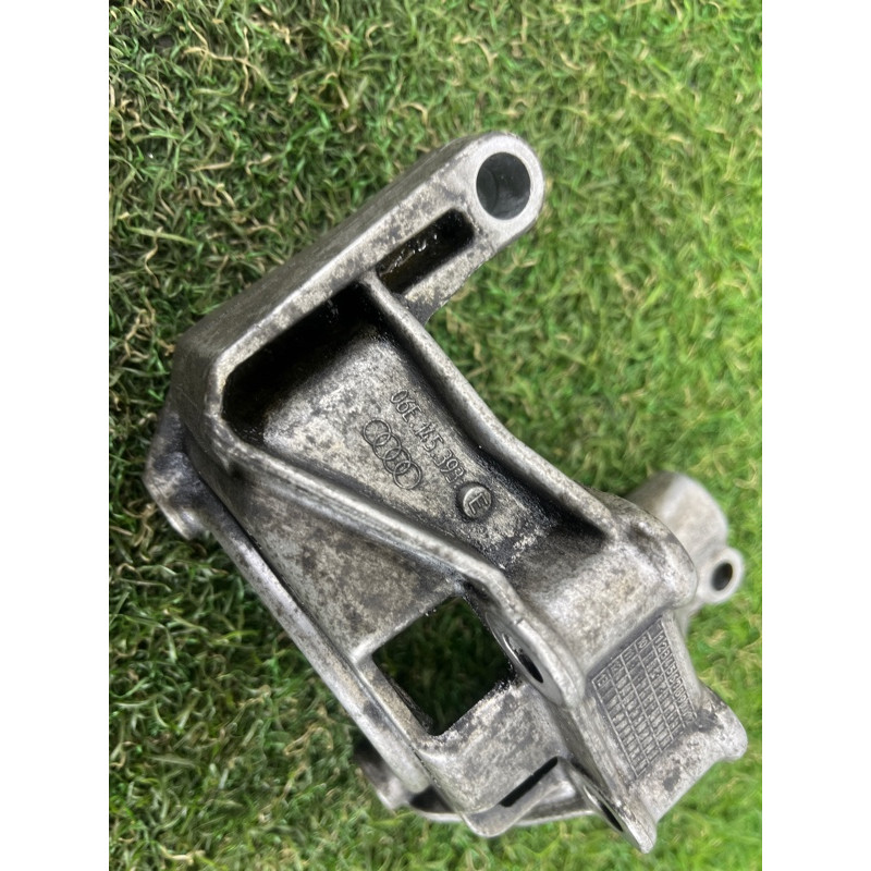 Кронштейн насоса гидроусилителя (кронштейны двигателя) AUDI Q5 8R 2012 3.2 CALB 06E145393E