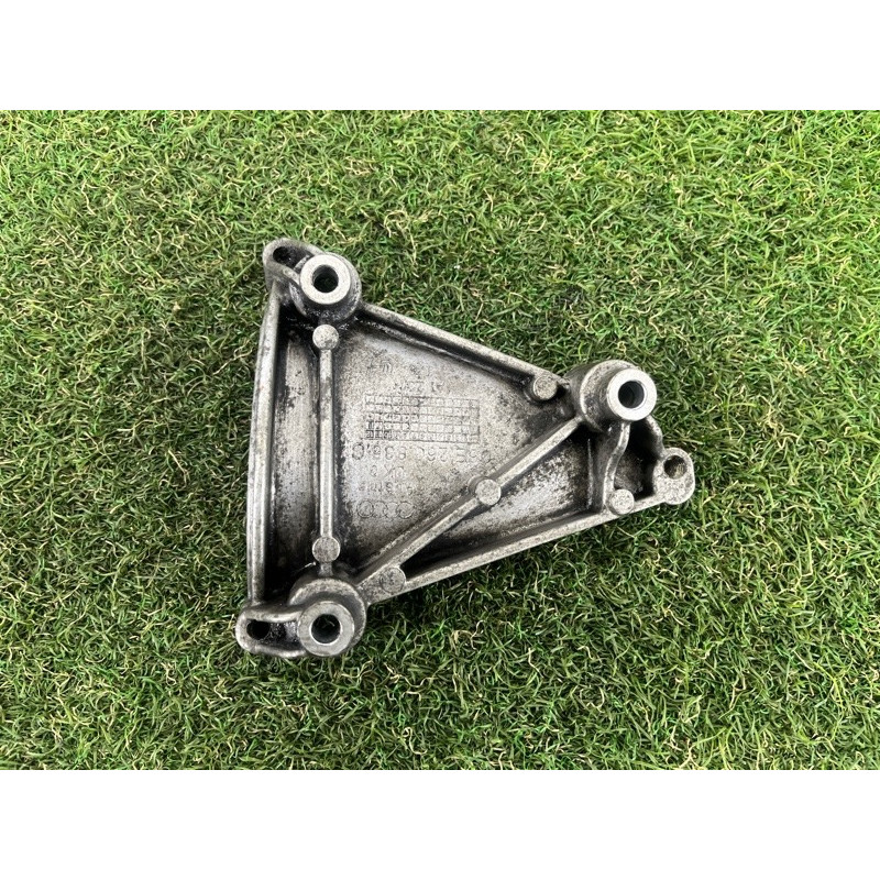 Кронштейн компрессора кондиционера (кронштейны двигателя) AUDI Q5 8R 2012 3.2 CALB 06E260835C